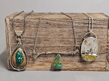 Load image into Gallery viewer, Avocado Heart & Malachite Necklace