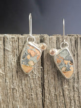 Load image into Gallery viewer, Pair of earrings with textured design on a wooden surface