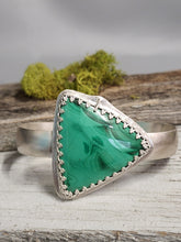 Load image into Gallery viewer, Silver cuff bracelet with green malachite triangle centerpiece and detailed beaded edge